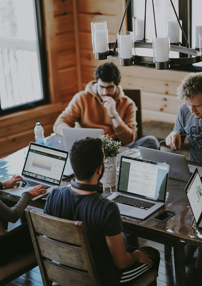 Büroszene – Team arbeitet gemeinsam